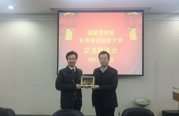 育达科大董事长王育文(左)与刘剑津组长(右)
